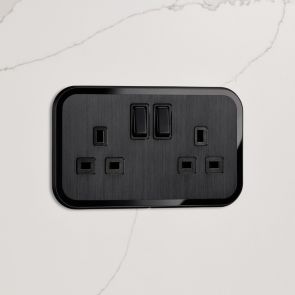 2G UK Plug Socket (13A) in Black & Black Gloss